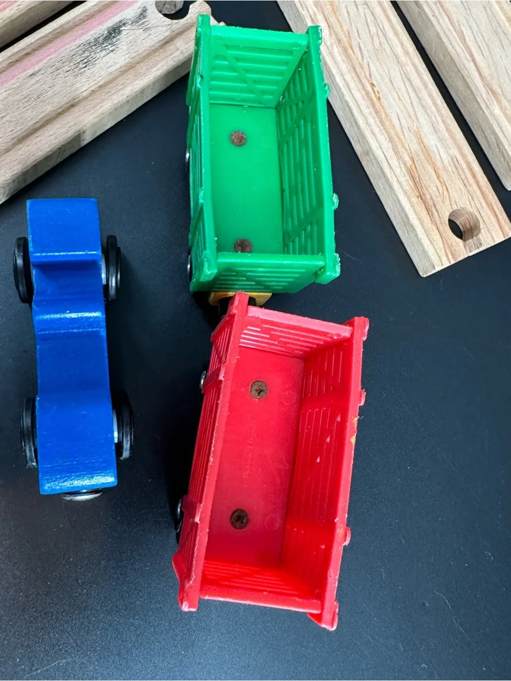 Melissa and Doug wooden train track and extra trains 14 pcs‎